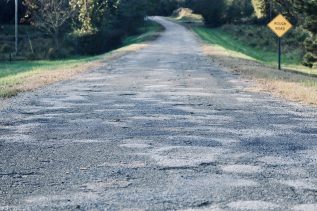Uszkodzona droga (źródło: Pixabay)