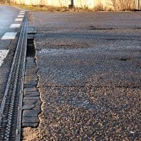Uszkodzona droga betonowa (źródło: Pixabay)