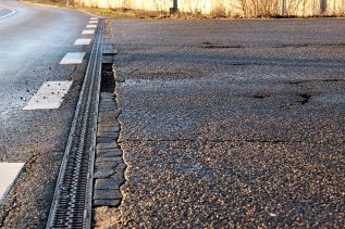Uszkodzona droga betonowa (źródło: Pixabay)