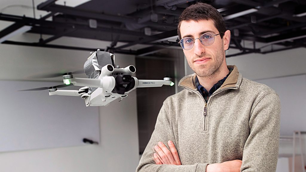 Michael Soskind, pierwszy autor i absolwent inżynierii elektrycznej i komputerowej, stoi z dronem (źródło: Princeton University/fot. Bumper DeJesus)
