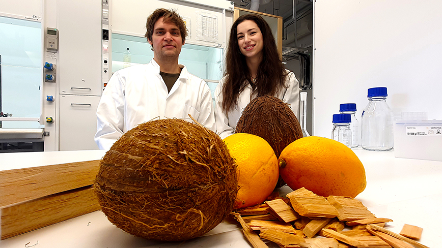 Nowy materiał z kokosów, cytryn i drewna pozwoli na oszczędność energii. Na zdjęciu autorzy pomysłu Peter Olsén i Céline Montanari (źródło: KTH/ fot. David Callahan)