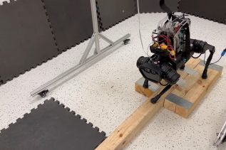 robot czworonożny kroczący równoważnią