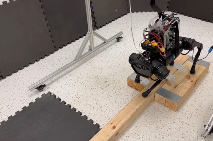 robot czworonożny kroczący równoważnią