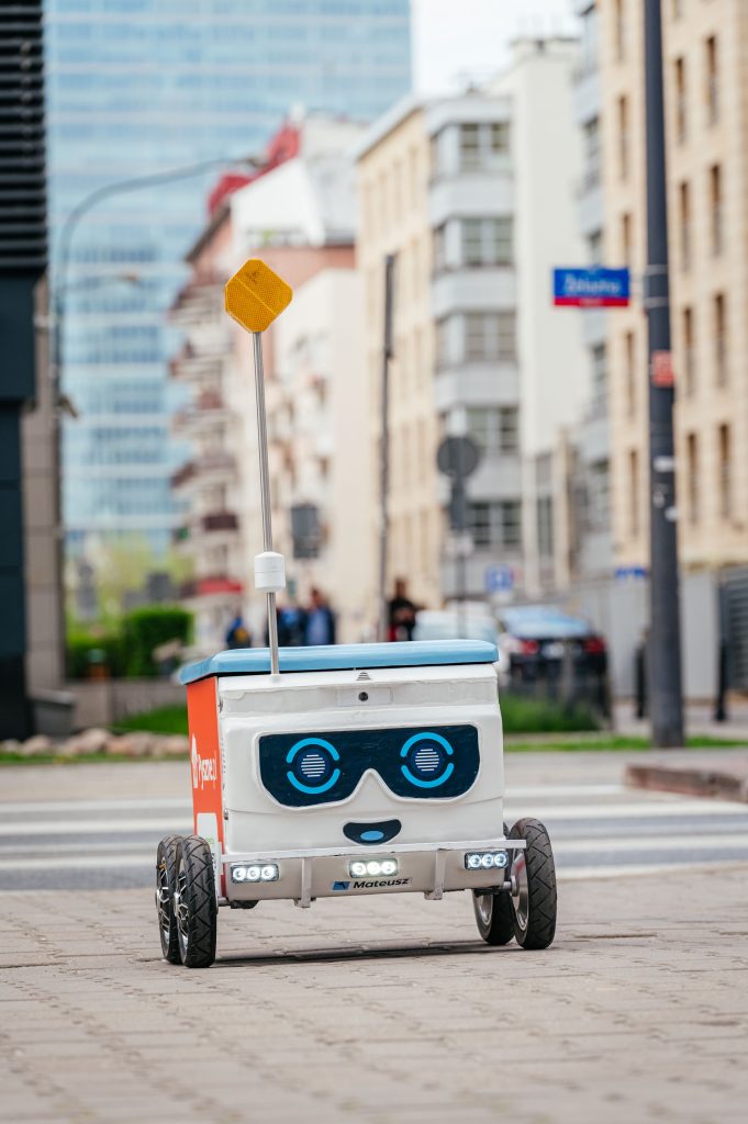 Robot dostawca w Warszawie (źródło: Pyszne.pl)