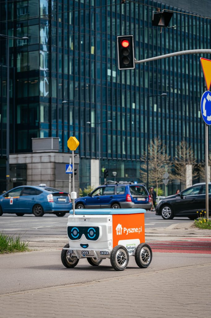 Robot dostawca w Warszawie (źródło: Pyszne.pl)