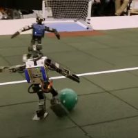 roboty grające w piłkę (źródło: 60 Minutes, Youtube)