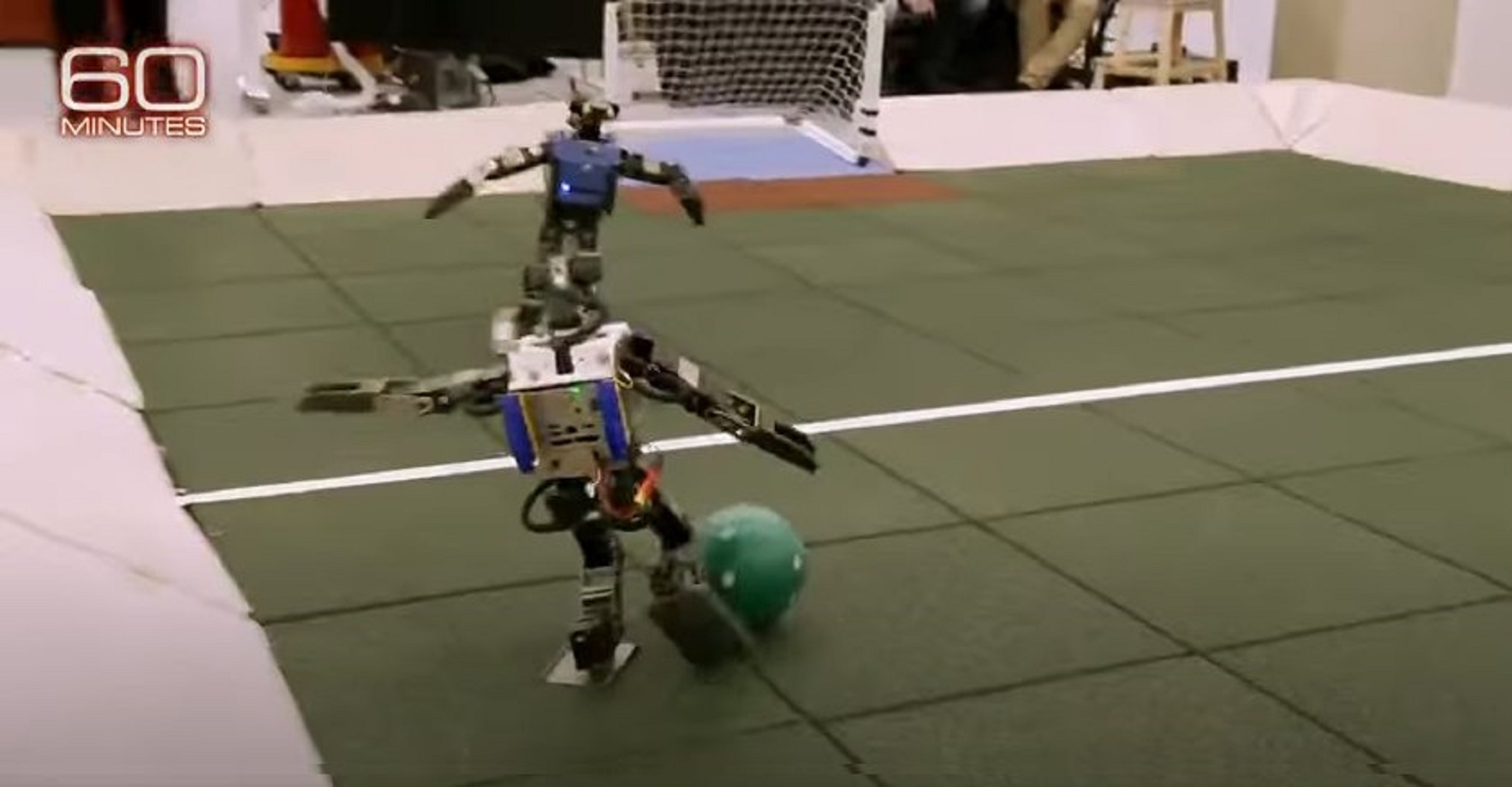 roboty grające w piłkę (źródło: 60 Minutes, Youtube)