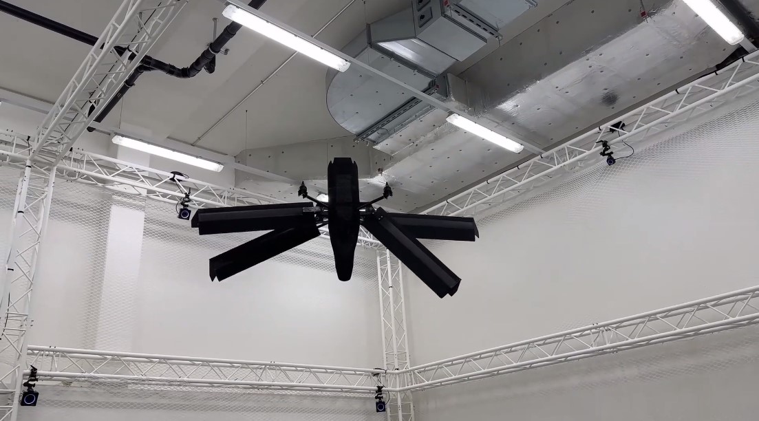 Morpho to dron z rozwijanymi skrzydłami. Gdy trzeba - potrafi szybować