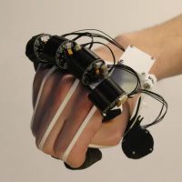 Rękawica haptyczna Bifrost Pulse VR (źródło: indiegogo)