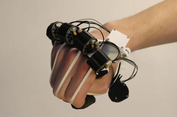 Rękawica haptyczna Bifrost Pulse VR (źródło: indiegogo)