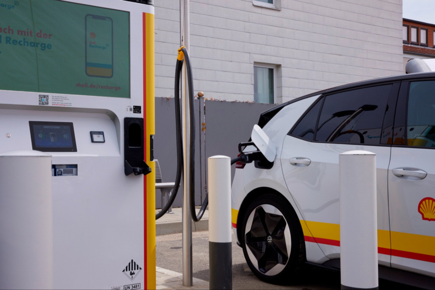 Volkswagen i Shell uruchomili innowacyjną ładowarkę do aut elektrycznych