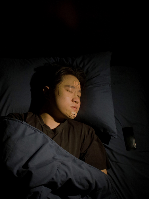 Elektroniczne plastry na twarz do monitoringu bezdechu sennego (Źródło: eurekalert)