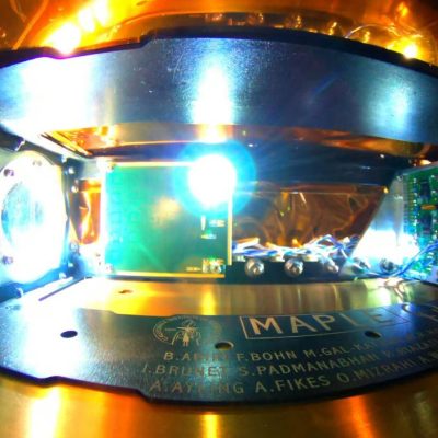 Moduł MAPLE zapala się, co oznacza bezprzewodową transmisję energii (Źródło: caltech)