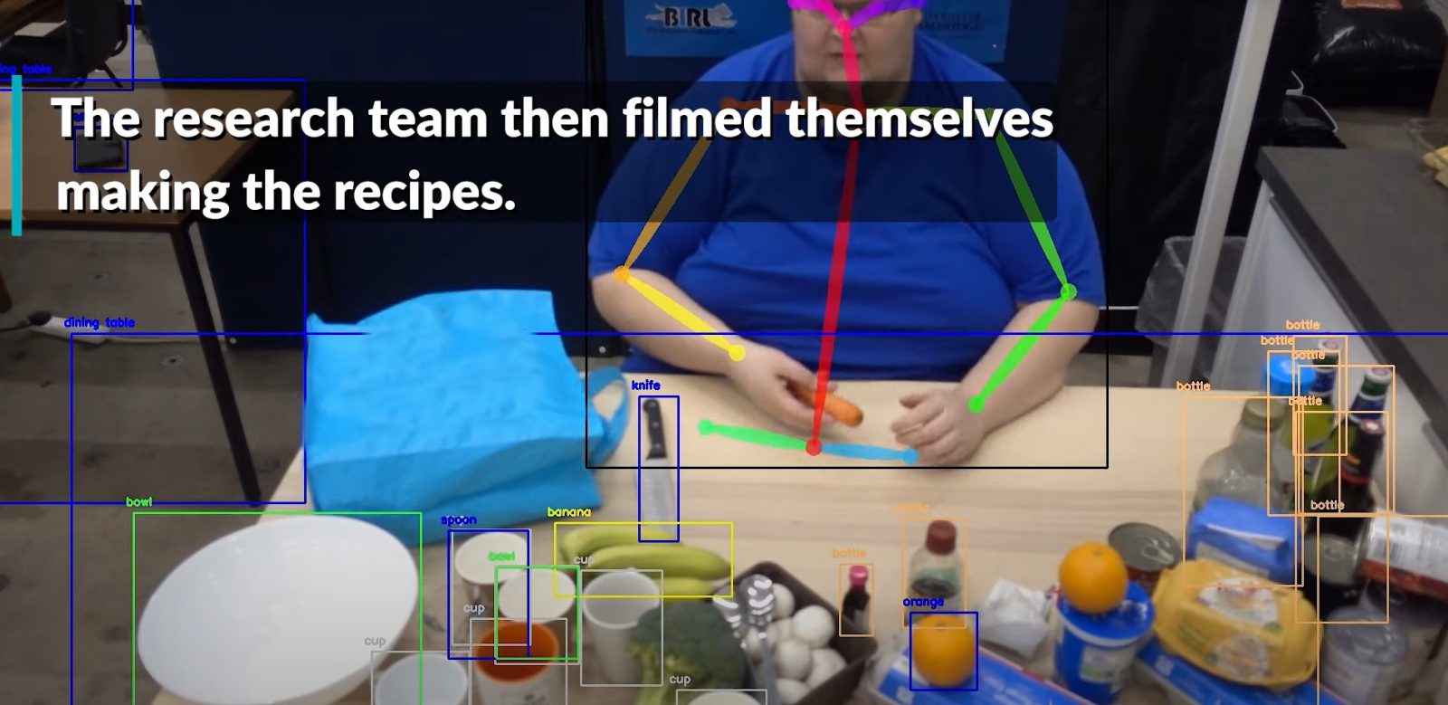 Robotyczny szef kuchni przyrządza sałatkę (źródło: YouTube/University of Cambridge)