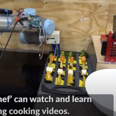 Robotyczny szef kuchni przyrządza sałatkę (źródło: YouTube/University of Cambridge)