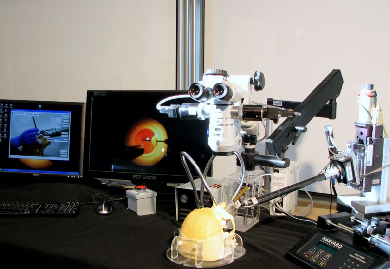 Robot SHER wstrzykujący leki w tył gałki ocznej (źródło: Johns Hopkins University)
