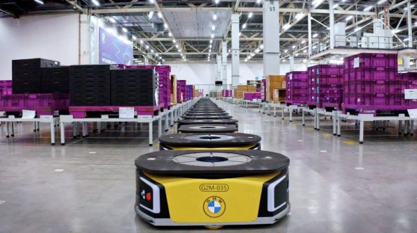 Roboty w chińskiej fabryce BMW (źródło: Geek+)