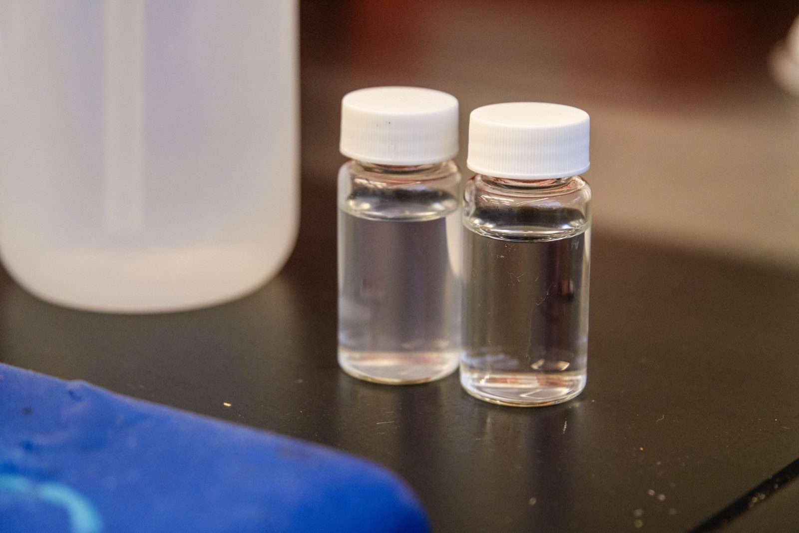 Oczyszczone próbki z mikroplastiku (źródło: news.ubc.ca)