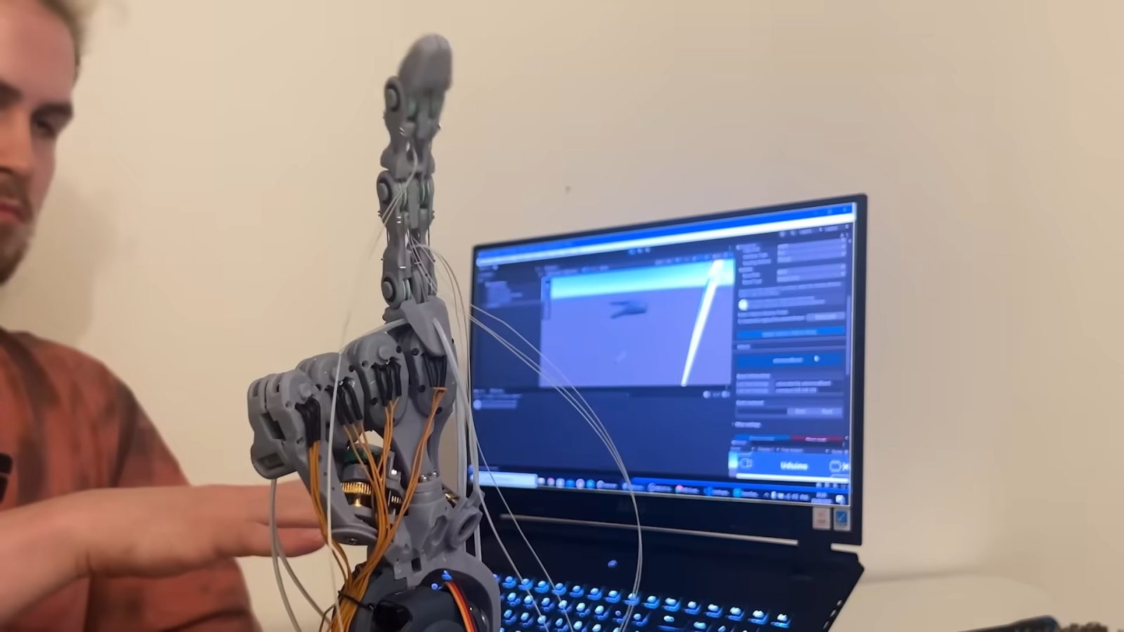 Bioniczna dłoń (źródło: Will Cogley/YouTube)