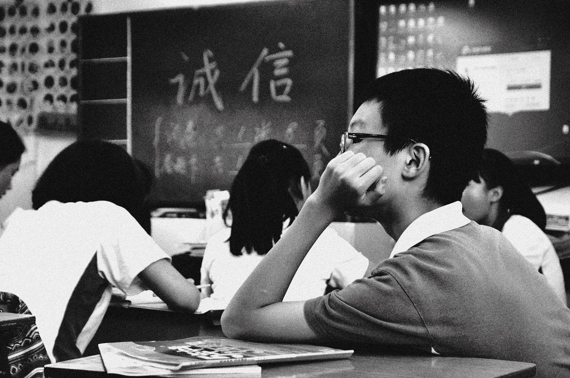 Uczniowie na szkolnych zajęciach (źródło: Pixabay)