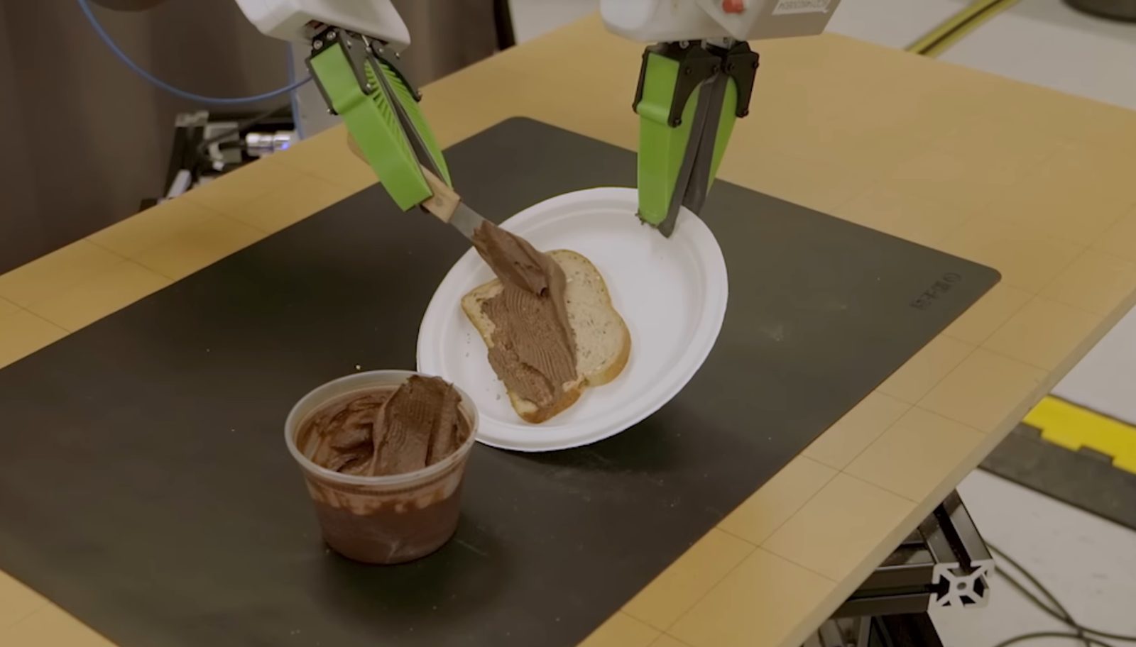 Robot uczący się smarować tosta kremem orzechowym (źródło: YouTube)