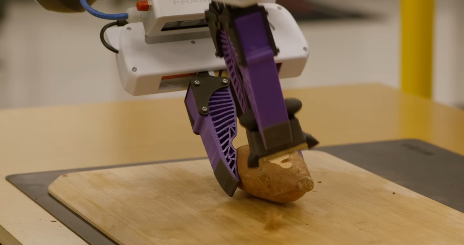 Toyota uczy roboty obierać ziemniaki (źródło: Youtube)