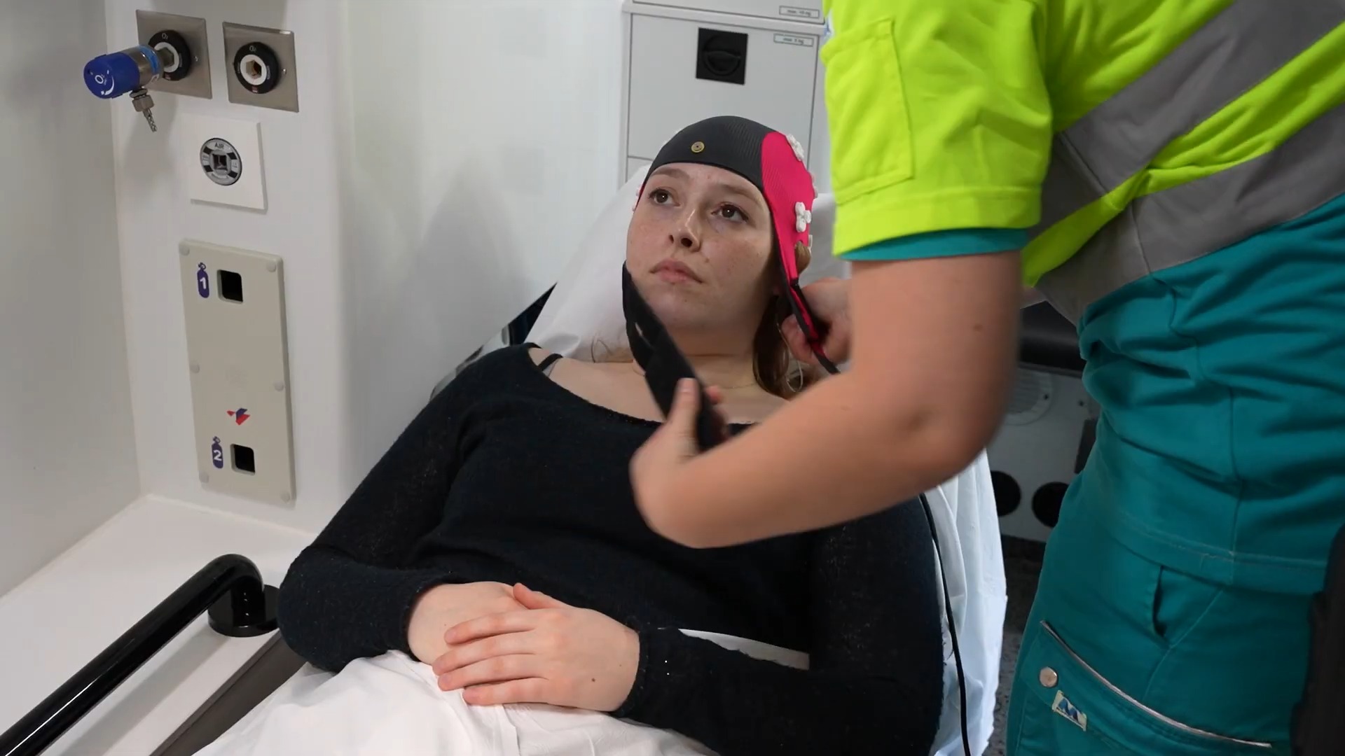 Inteligentna czapka pomaga zdiagnozować udar w karetce (źródło: Amsterdam UMC/YouTube)