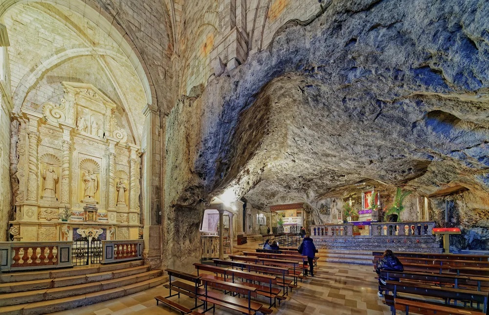 Jaskinia Św. Michała w Monte Sant'Angelo (źródło: Google Arts&Culture)
