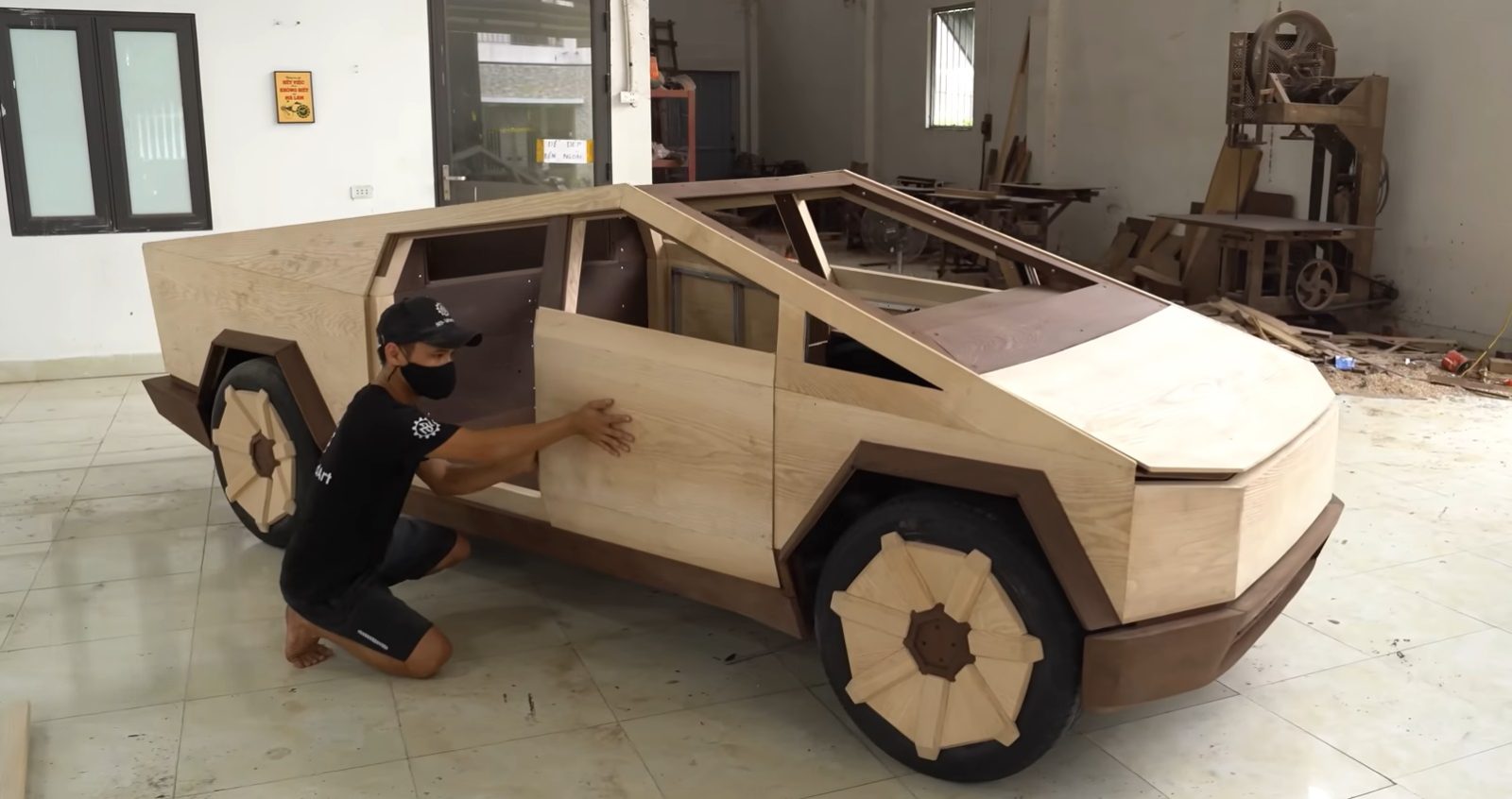 Auto z drewna (źródło: Youtube)