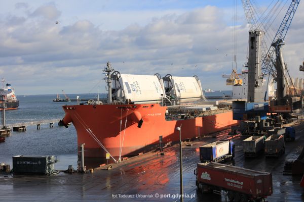 Masowiec zasilany wiatrem zawinął do Polski (źródło: Port Gdynia)