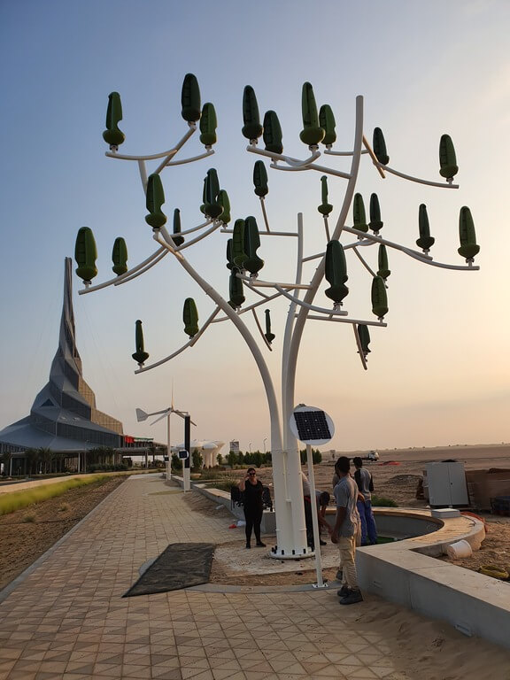 Metalowe drzewa z miniturbinami wiatrowymi (źródło: New World Wind)