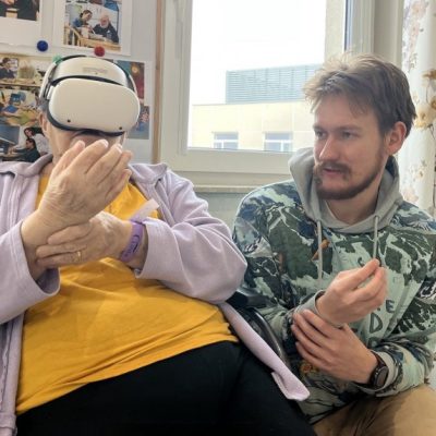 Pacjentka testująca aplikację VR (źródło: pw.edu.pl)