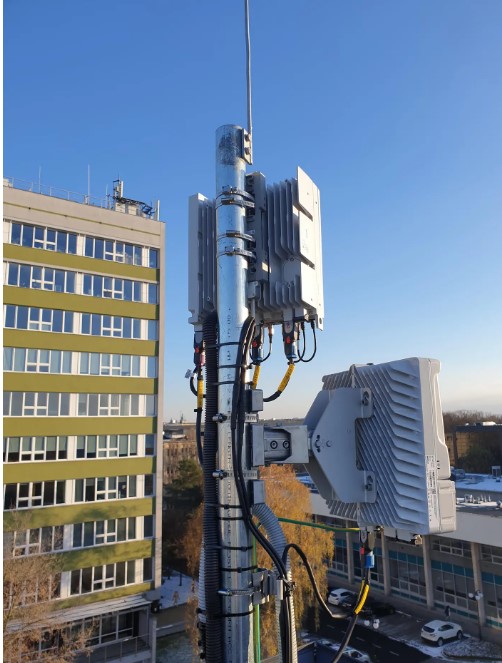 Stacje bazowe sieci 5G uruchomione w Instytucie Telekomunikacji AGH (źródło: agh.edu.pl)
