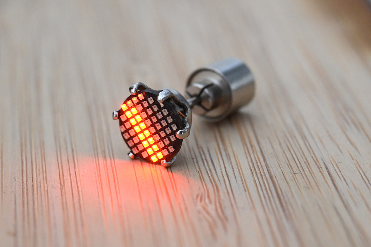 Kolczyki z matrycą LED (źródło: MITXELA.COM)