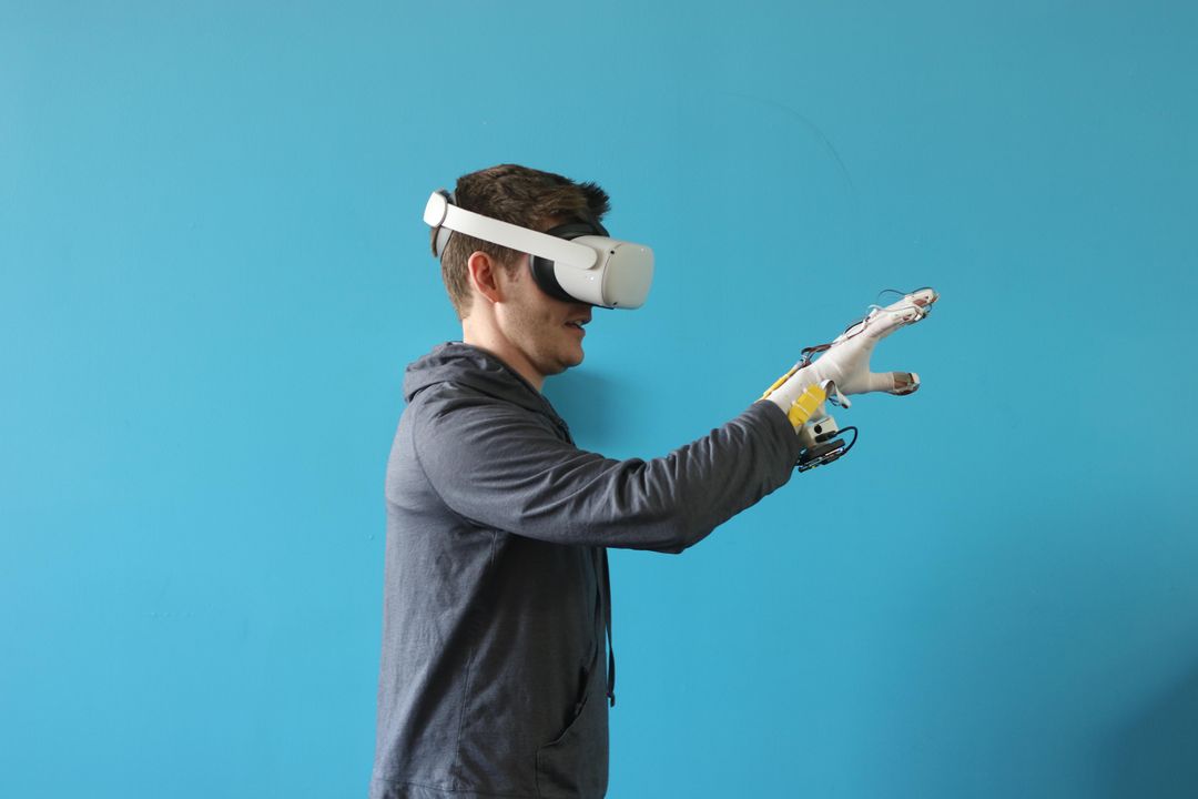 Rękawice haptyczne do VR Fluir Reality (źródło: fluidreality.com)